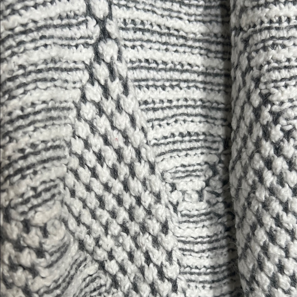 Cozy Gray Patterned Women's Sweater - Picture 3 of 6